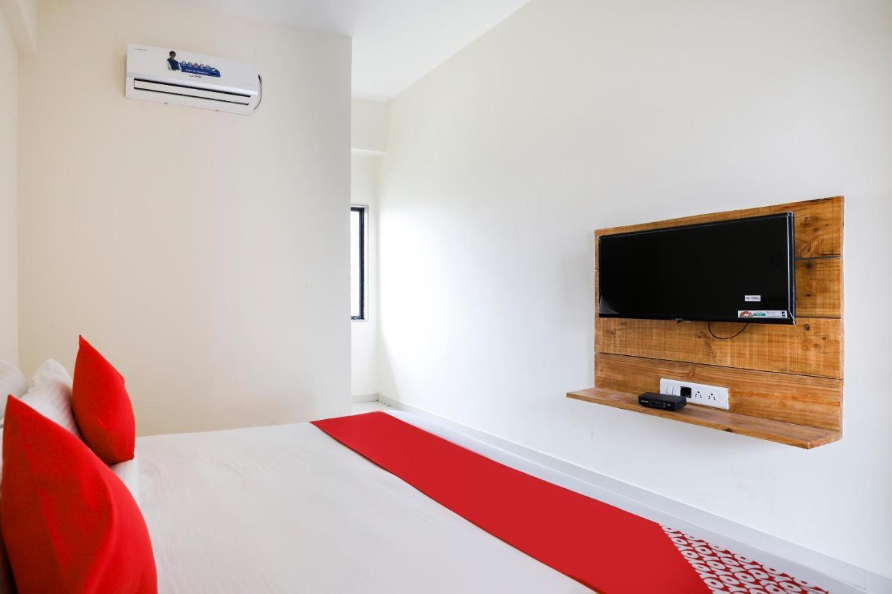โอโย 49529 โฮเต็ล รอยัล พาเลซ Hotel สุรัต ภายนอก รูปภาพ